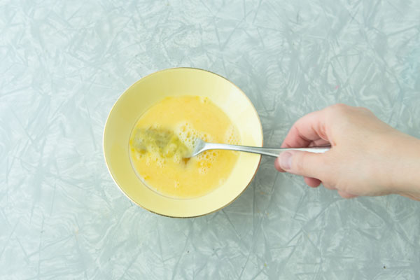 making egg wash with fork