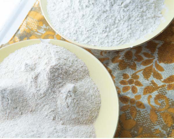 fresh milled wheat flour and white flour in bowls