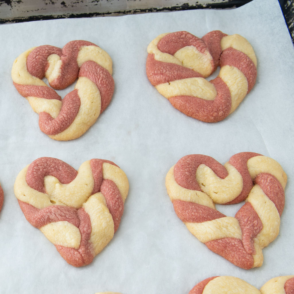naturally colored strawberry vanilla cookies