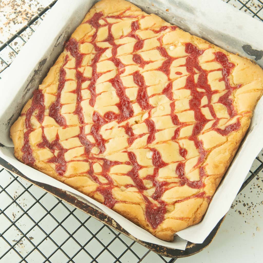 strawberry white chocolate blondies