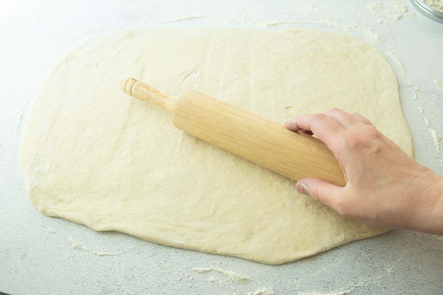 rolling out hefekranz dough