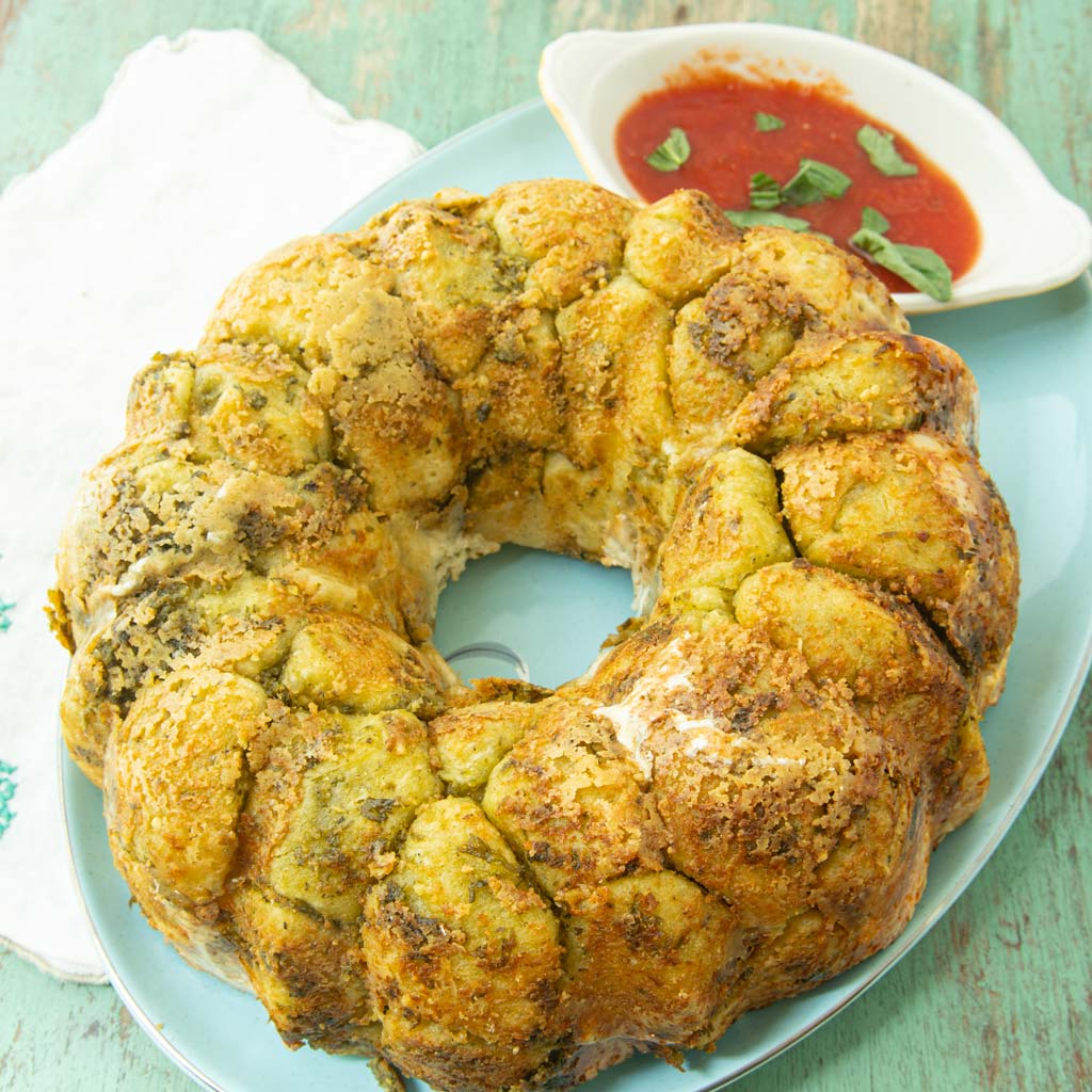 ring of pesto monkey bread and marinara sauce