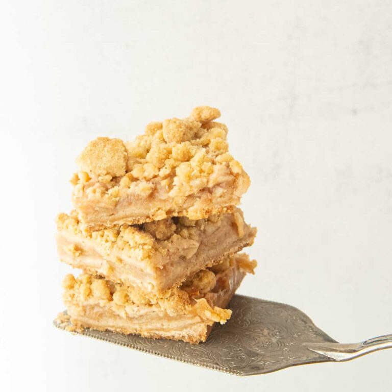 apple crumble bars on pie server