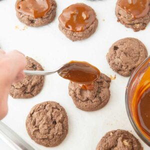 drizzling caramel on cookies