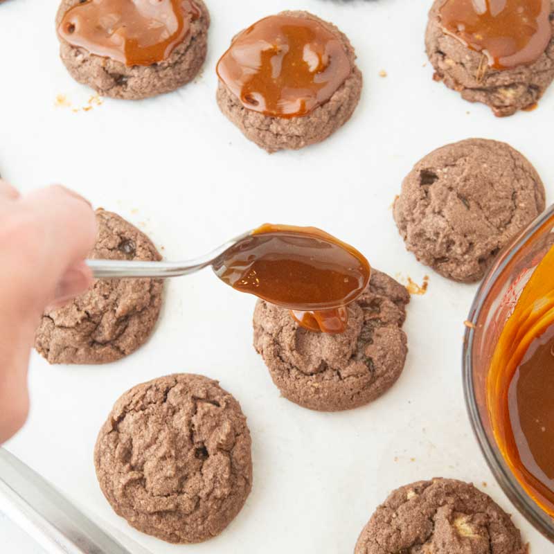 drizzling caramel on cookies
