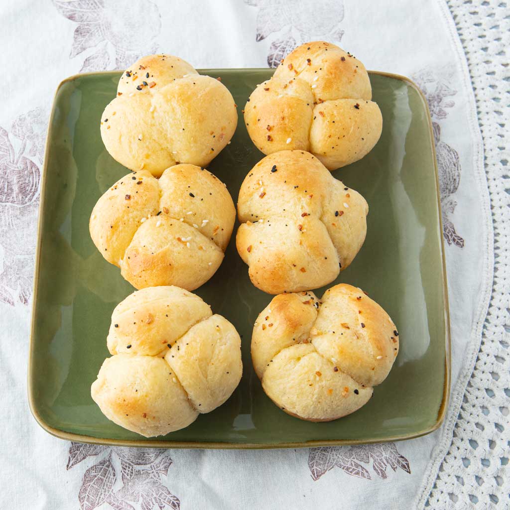 cloverleaf rolls on plate