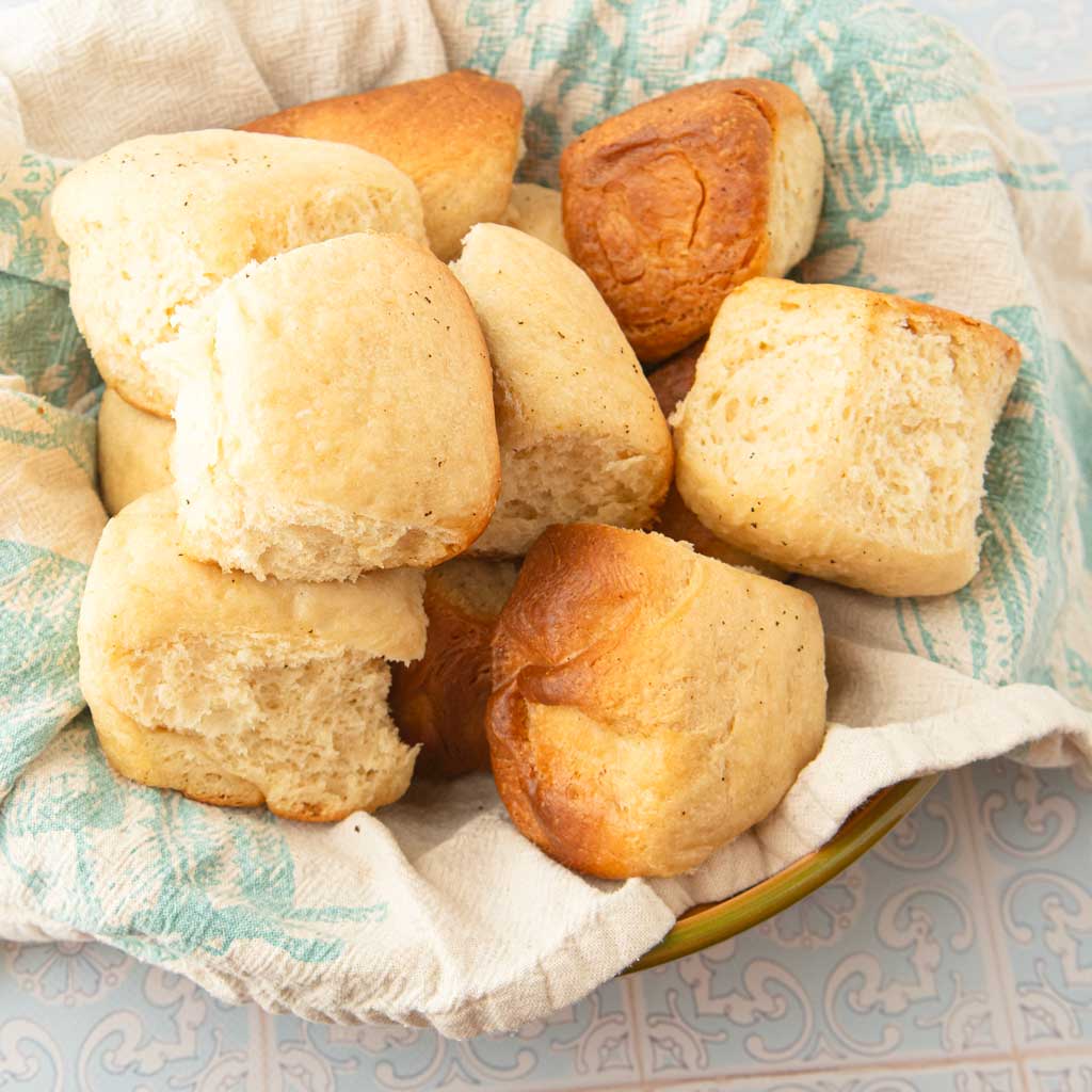 crockpot dinner rolls in bowl