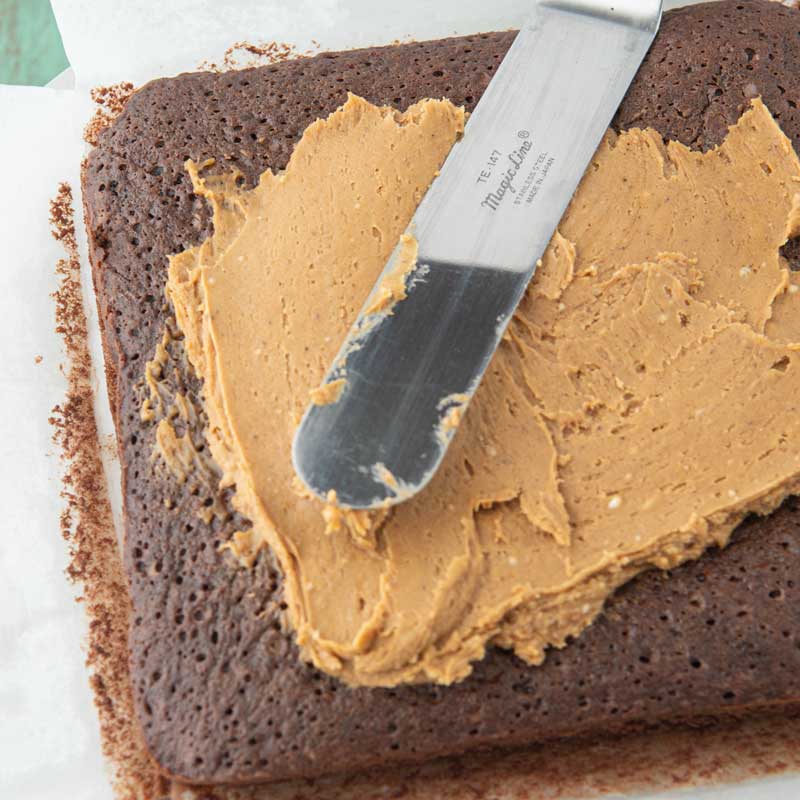 adding frosting to irish cream brownies