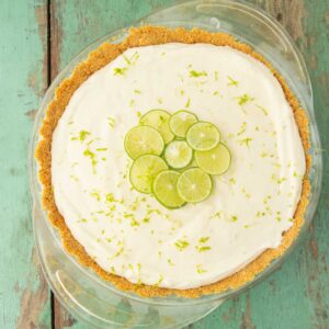whole frozen key lime pie with lime slices in the middle