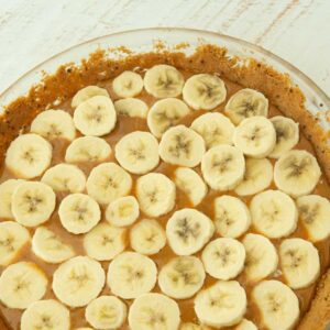 dulce de leche and bananas in graham cracker crust