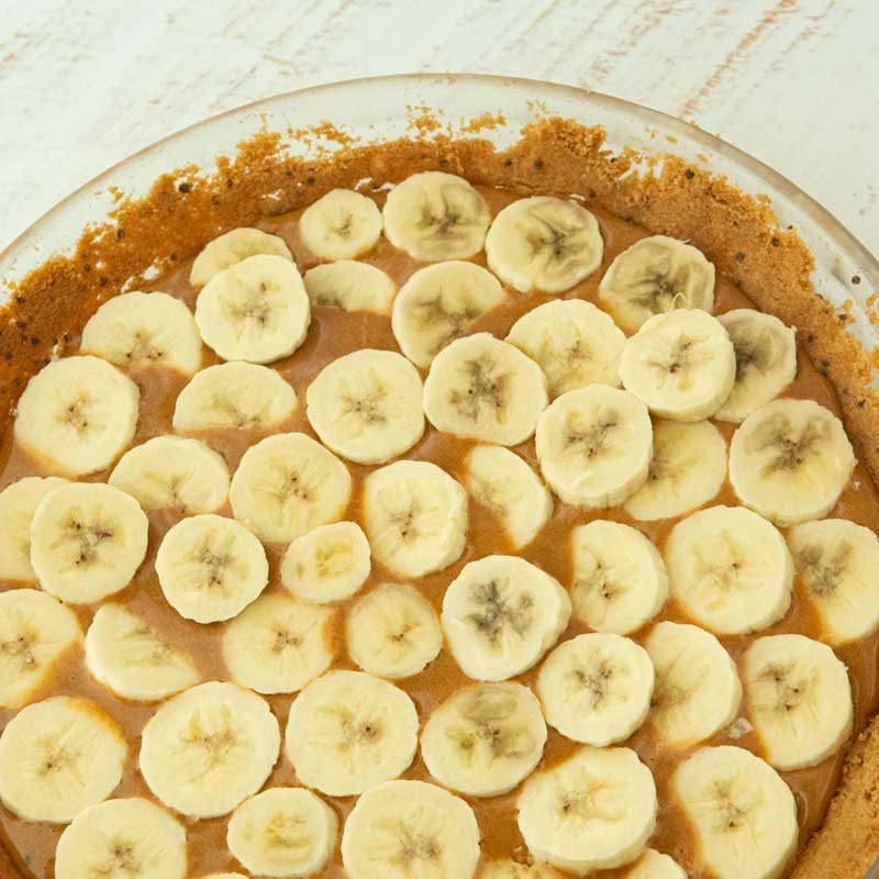 dulce de leche and bananas in graham cracker crust