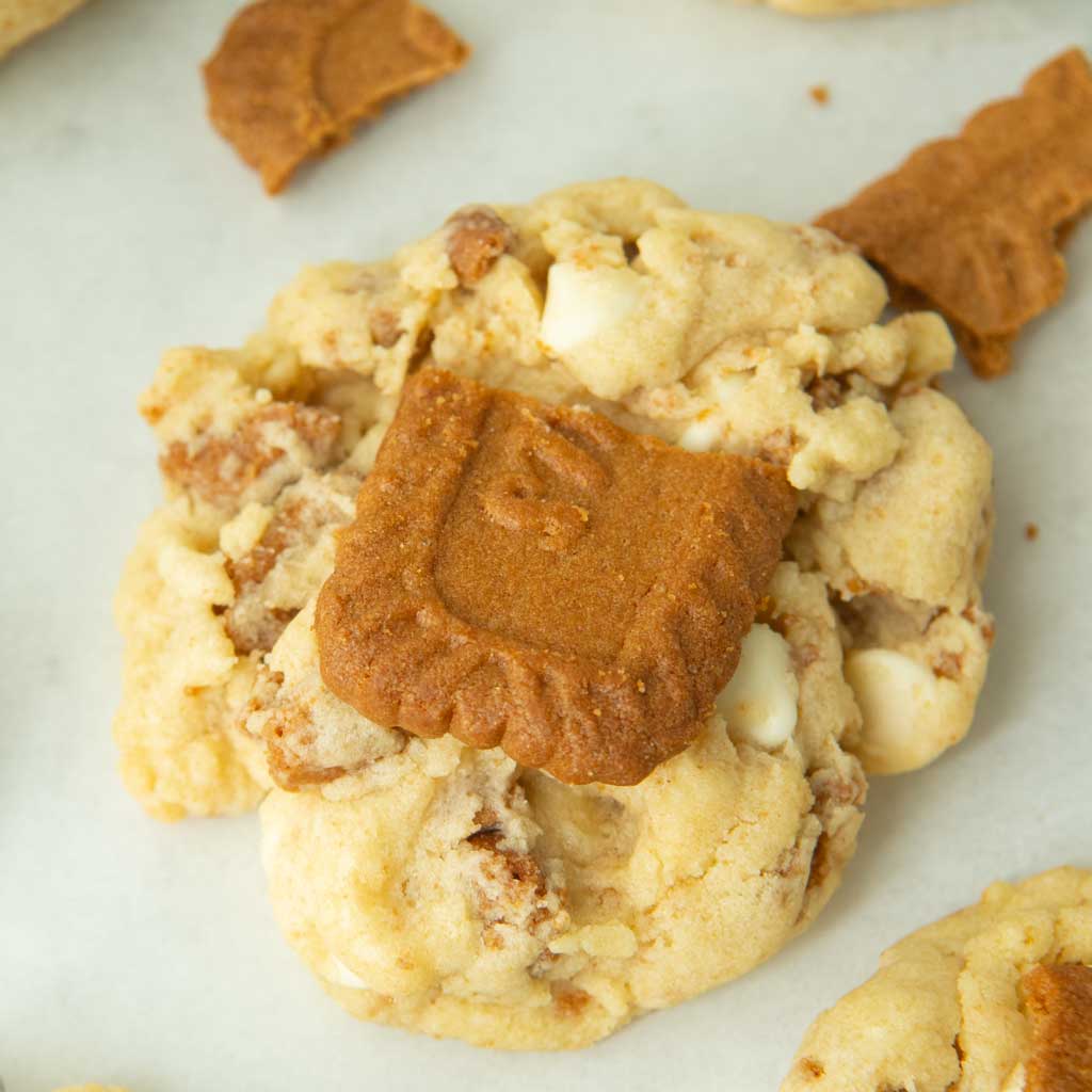 macro shot of biscoff sugar cookie topped with biscoff cookie, pieces of speculoos cookies